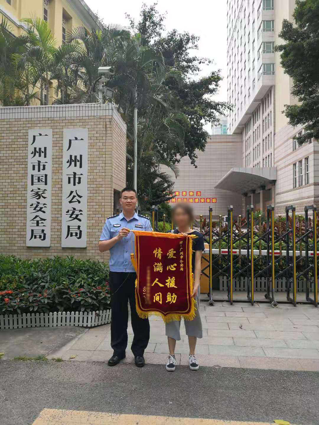 记者付怡,通讯员杨汝华,张毅涛,岑柏瀚报道:近日,某重点中学的一名女