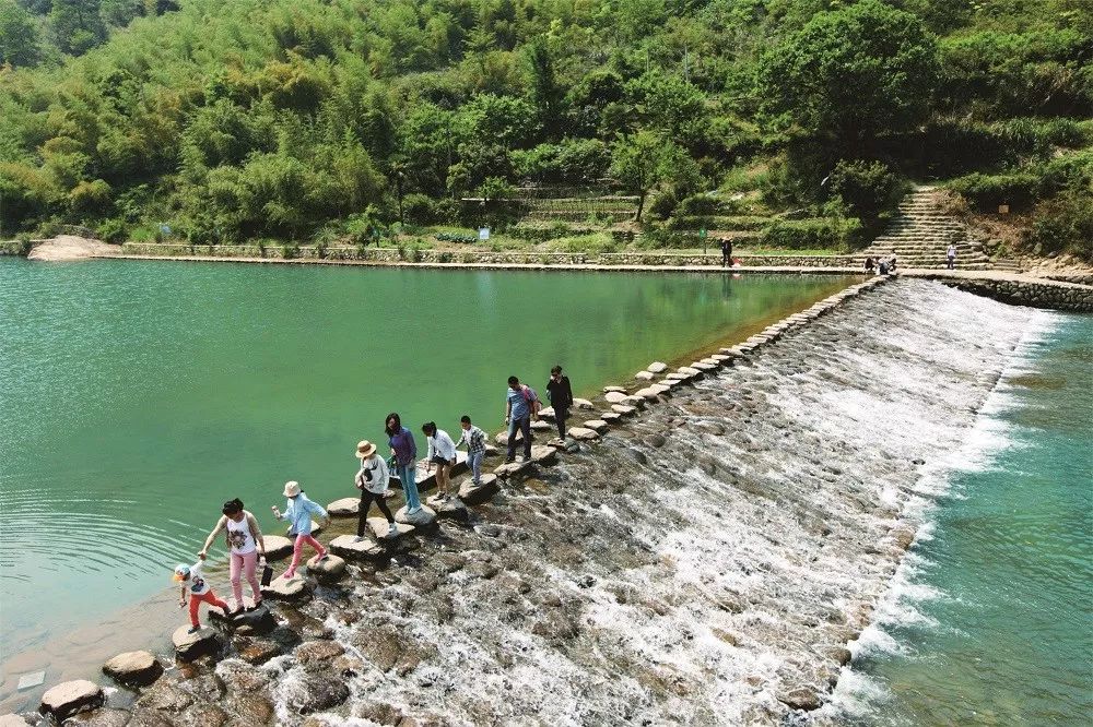 其实它学名叫"堰坝".