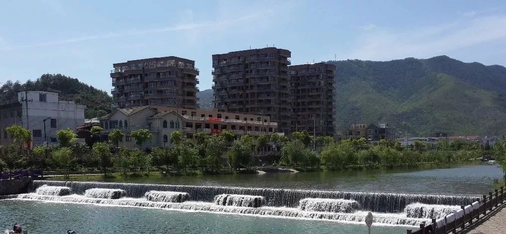 其实它学名叫"堰坝".