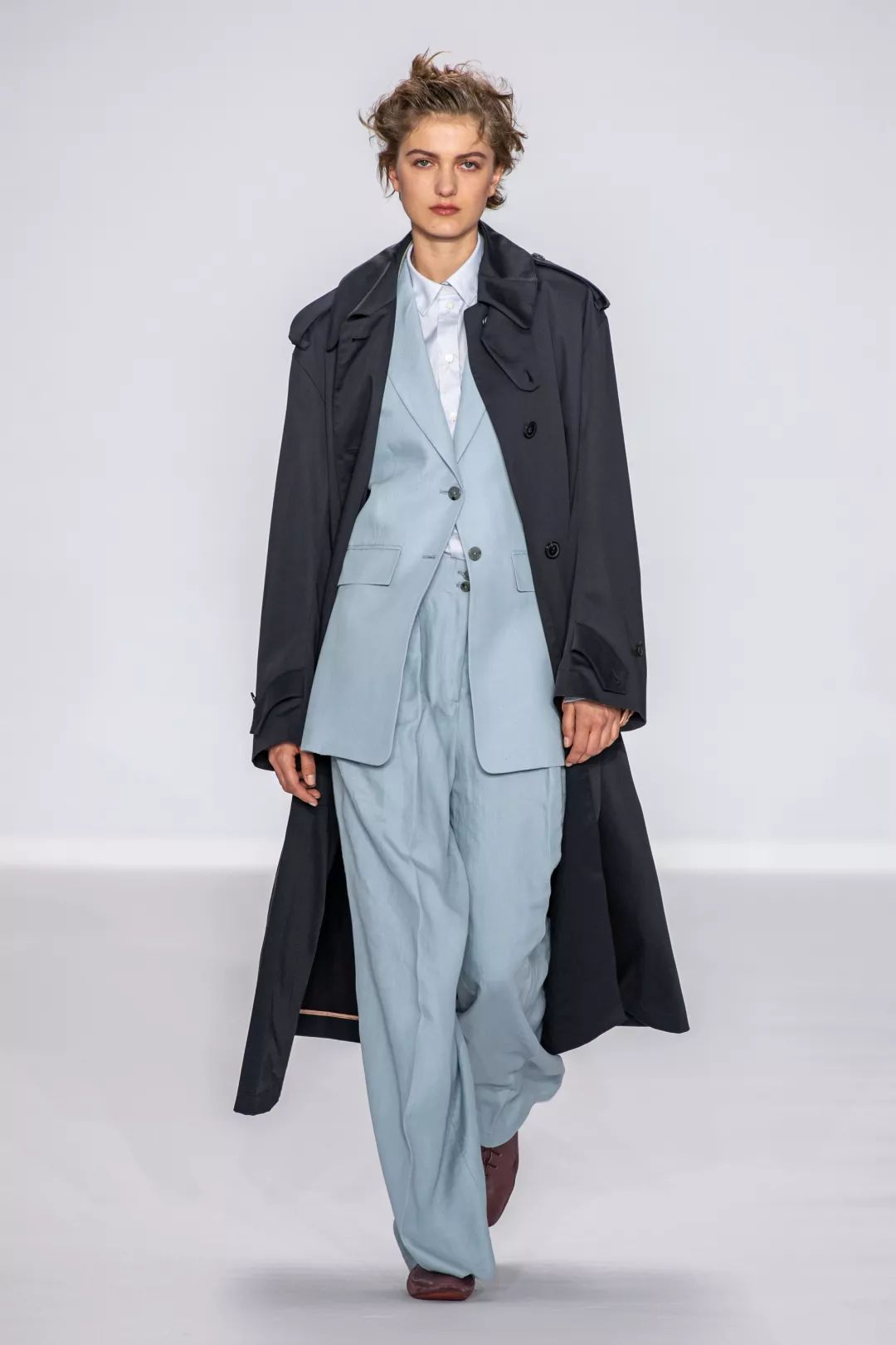 2020年的春夏流行色温柔清水蓝