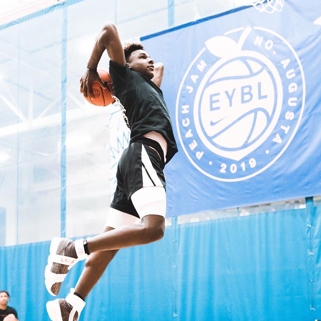 布朗尼去年夏天就可以当众扣篮,今年他又学会大风车扣篮.