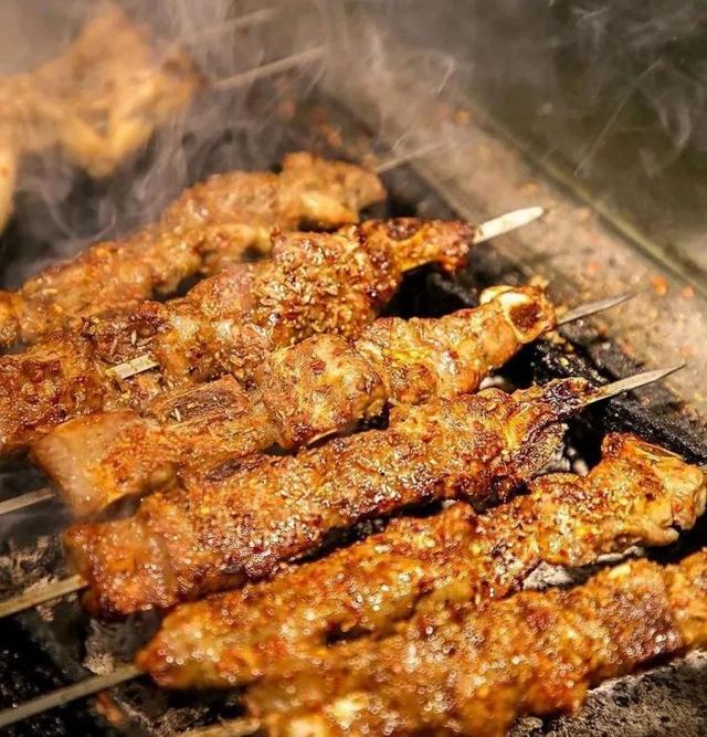 不用管跟你拼桌的是扒蒜小妹还是尼古拉斯我四哥,一把烤肉怼上冰冰的