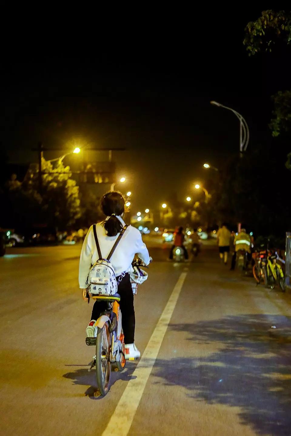 我在凌晨的杭州街头拍了6小时看到了人生百态