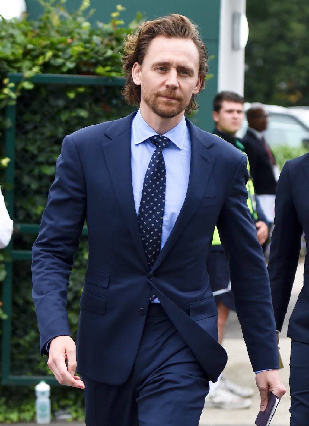 原创38岁汤姆·希德勒斯顿亮相温网!邪神洛基的气质,走路自带bgm