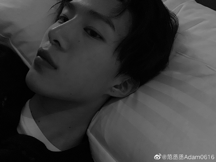 范丞丞晒床上自拍照 烈哥杀青在即等待出关