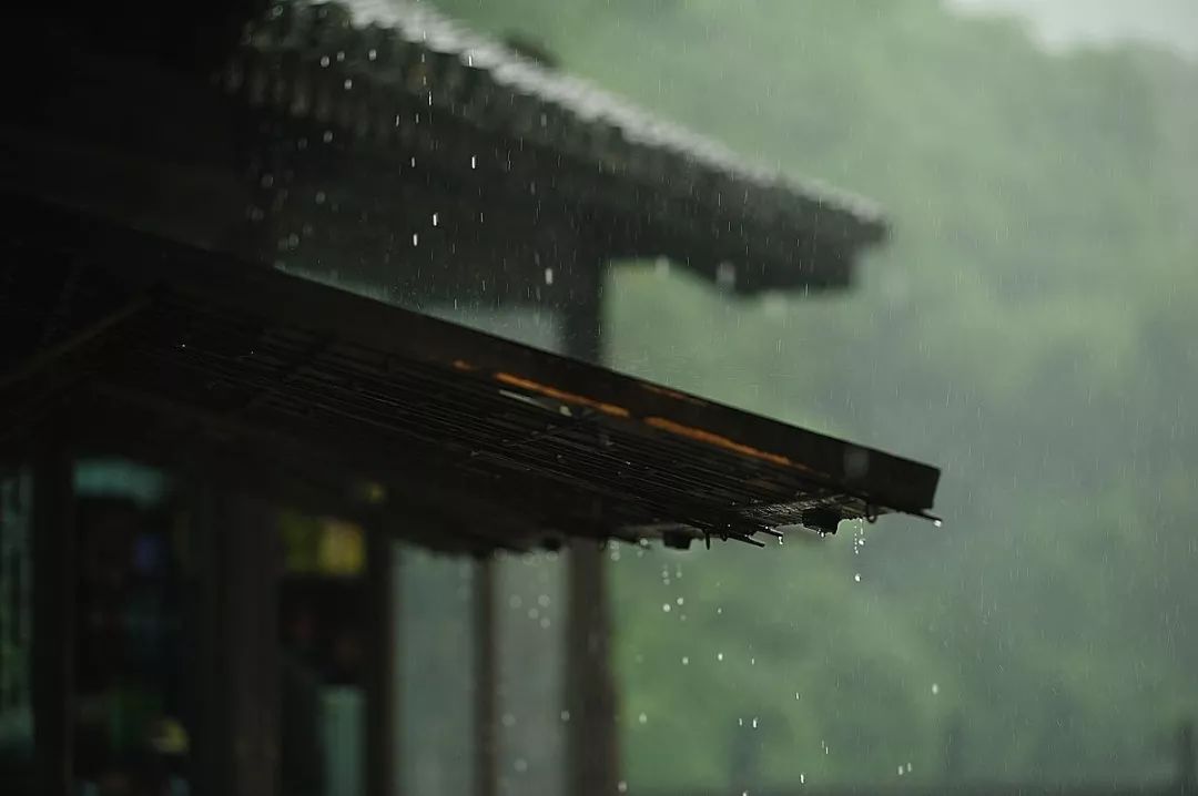 江南温婉的烟雨如风柔软,萦怀觉若初见,湿了香腮轻扶檐,声娓娓动听雨