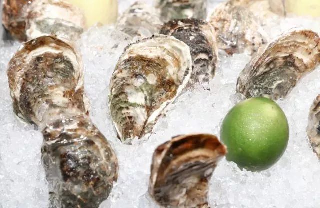 饱足的水分和丰富的肉汁是贝拉生蚝的特色,在大厨娴熟开生蚝的时候,蚝