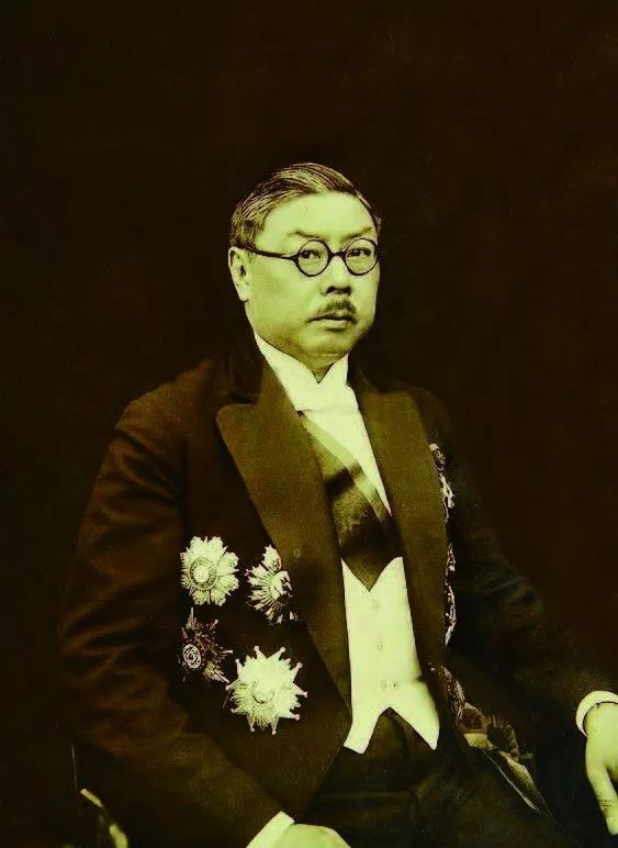 清末,有一次驻外大使馆参赞周自齐调回外务部,他建议设立新闻处,并