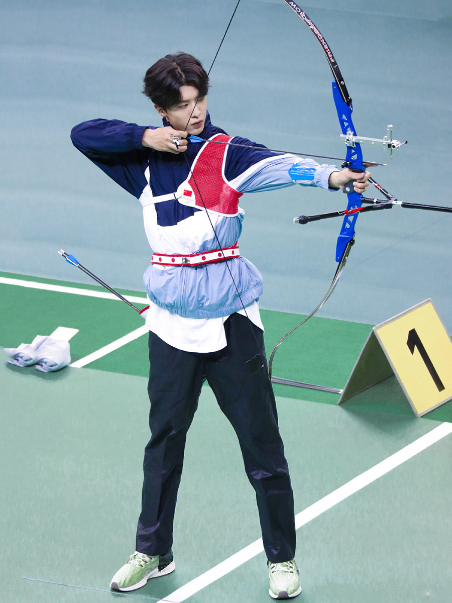 乐华七子参加运动会演绎运动风时尚黄明昊却穿爷爷裤