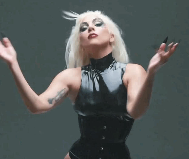 ladygaga新造型看到她眼睛上的装饰网友吓坏了