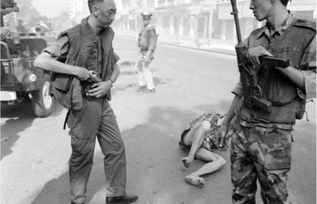 缅甸枪毙三人抽烟图片