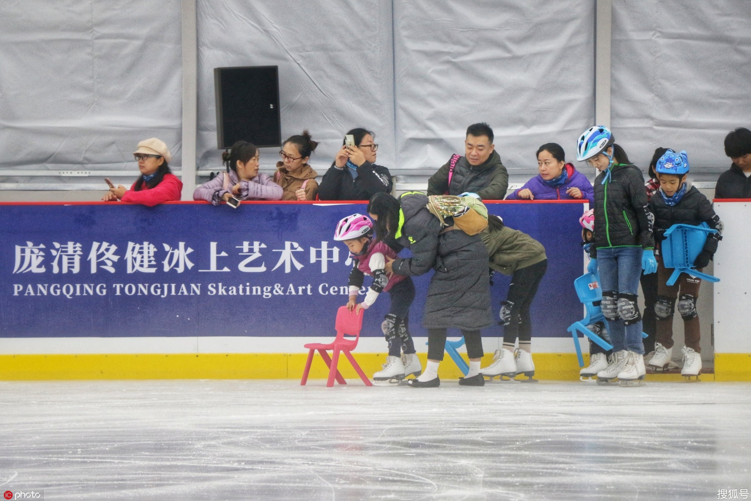 中国北京,"北京朝阳"政务微博文化节活动在庞清佟健冰上艺术中心举行