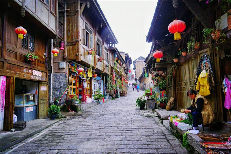 貢嘎雪山下有座古樸小鎮，三面環山地勢險要，因海螺溝冰川知名 旅遊 第2張