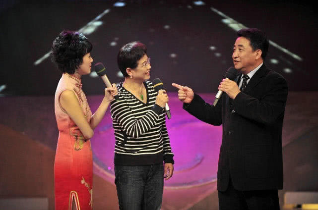 原创68岁姜昆妻子罕见亮相手上戴镯子名表浑身贵气