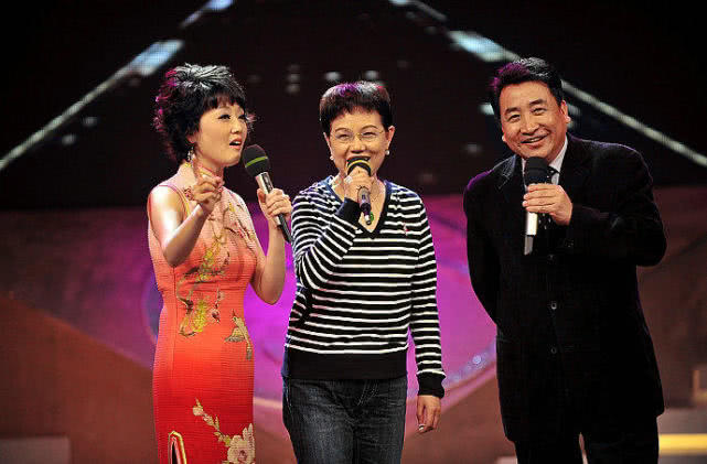 原创68岁姜昆妻子罕见亮相手上戴镯子名表浑身贵气