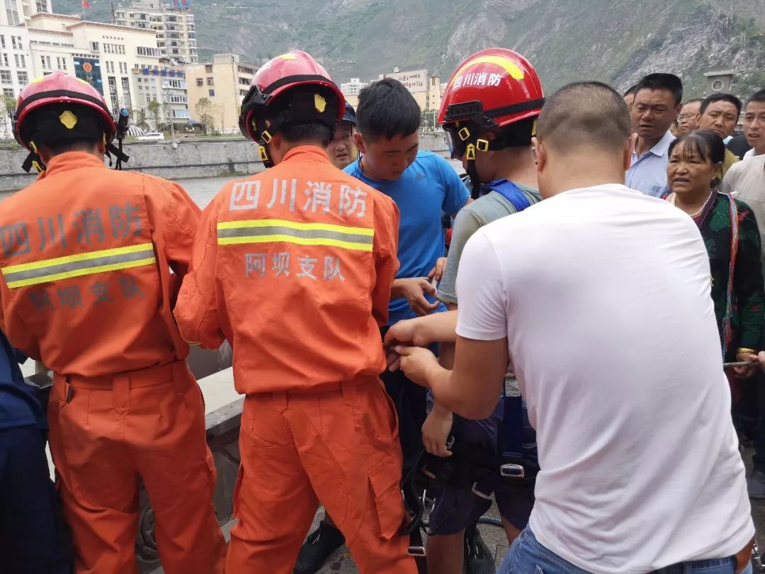 官宣救人全过程英雄舍己救人肋骨骨折