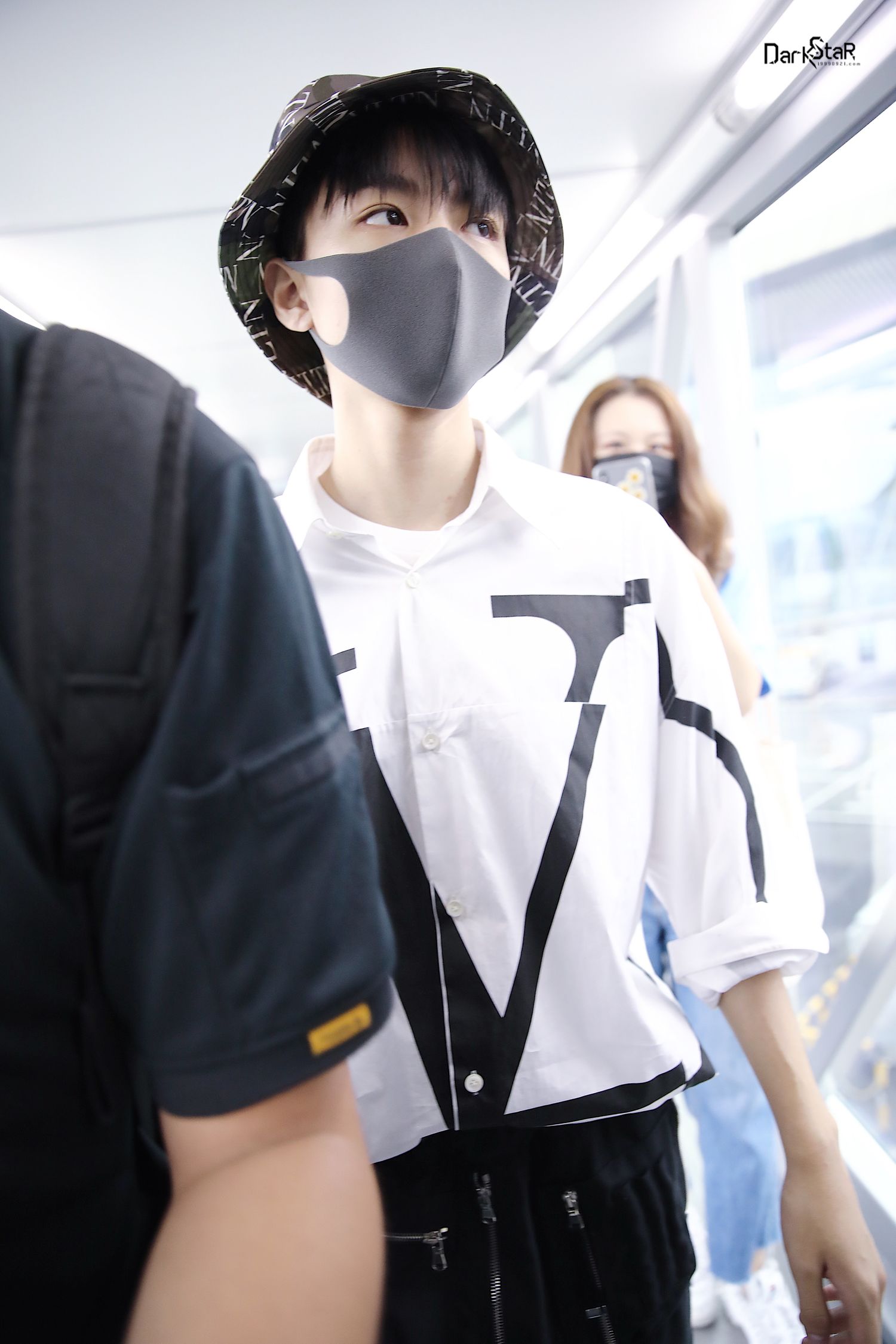 王俊凯清晨现身重庆机场 迷彩渔夫帽男孩清爽出镜