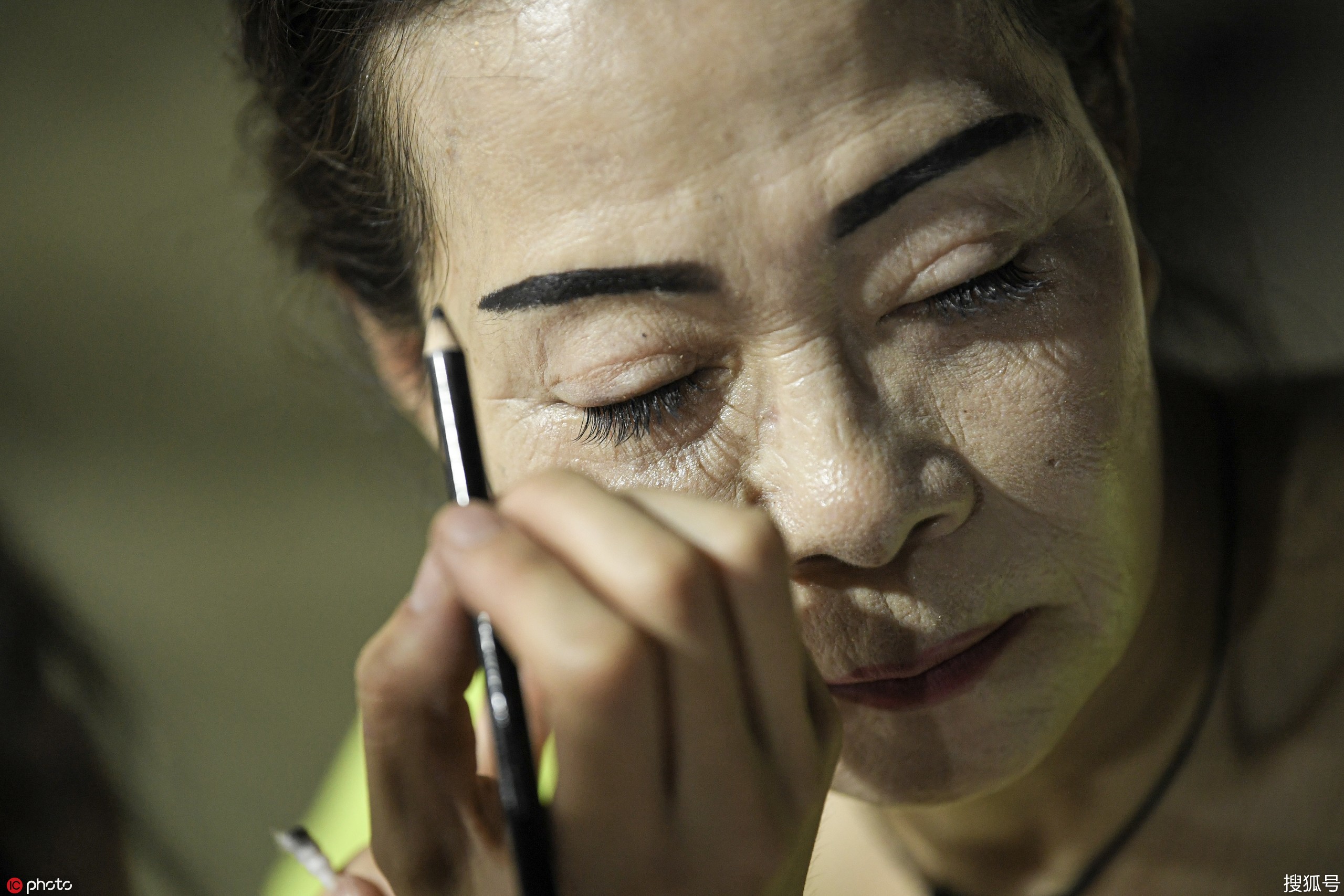 73岁的钢管运动爱好者戴大丽以表演嘉宾的身份压轴出场.