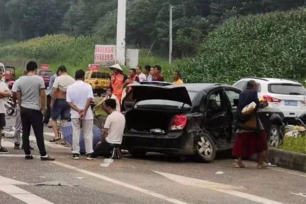 揪心今天上午安岳大道发生一起严重车祸事故造成1人当场死亡