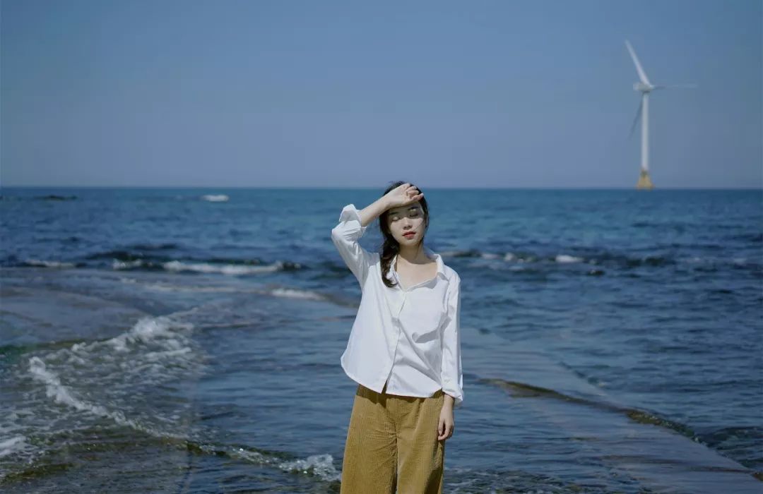 位置加上背后虚幻的海一样能拍出极简的效果摄影 by @橘子_lynn摄影