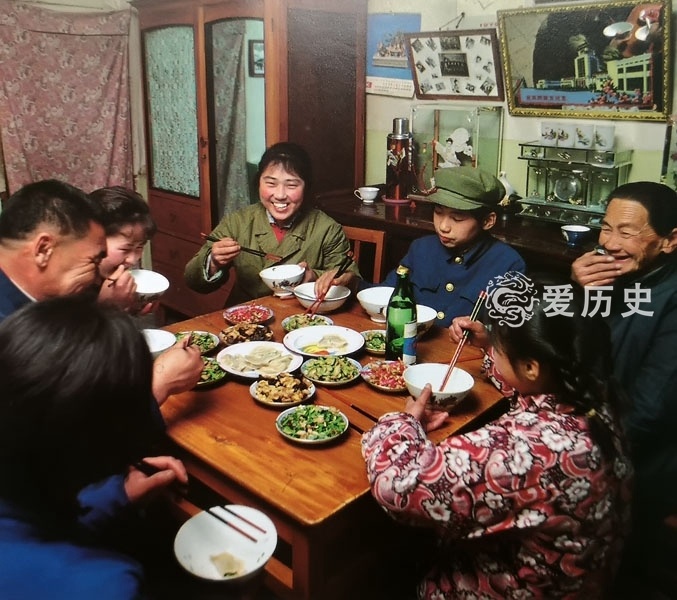 当时北京西北郊中日友好人民公社里一户姓张的人家正在吃饭一户姓刘的