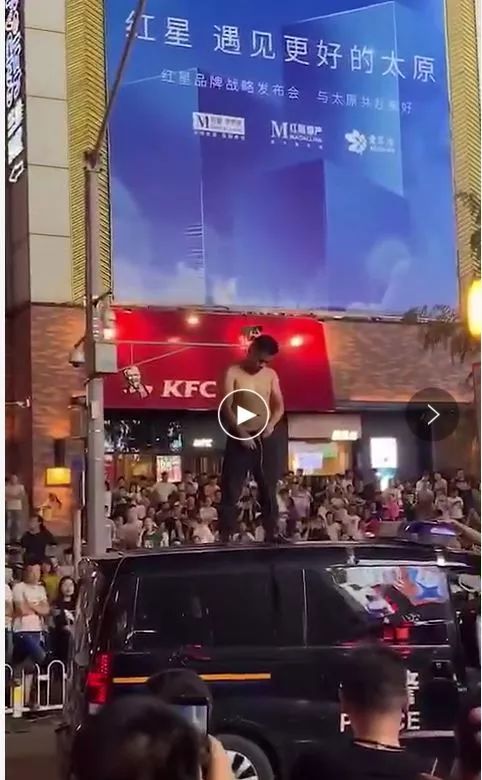 如果确实是一人出警,也不是他能决定的,增援警力赶到的快不快,他也