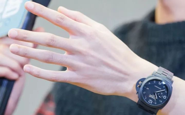 王凯一直被称为"行走的手模".这像是30多岁的人的手?