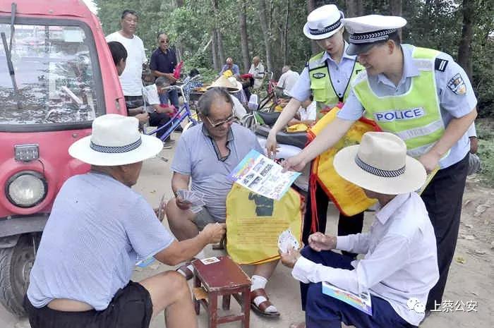 加强夏季农村道路交通安全防护上蔡县公安局交警大队进农村开展交通