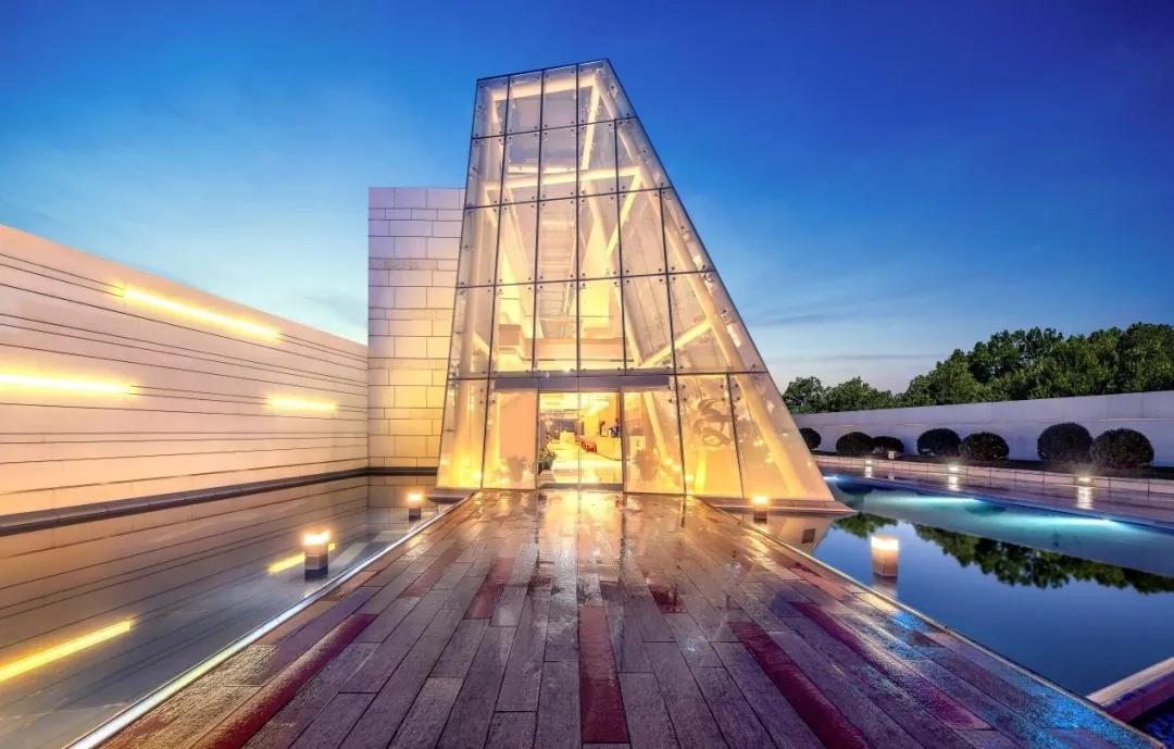 水晶楼与身后洁白的八埭头高楼互相映衬,探索了建筑本身在艺术概念上