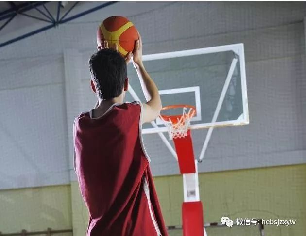 打板投篮,不要瞄篮筐正上方,瞄靠近篮板位置2.