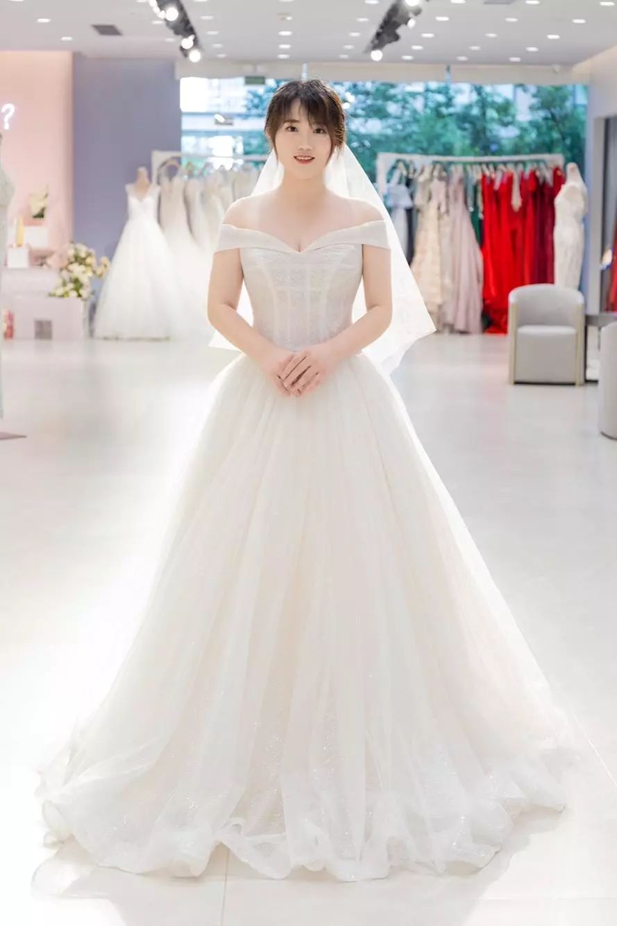 求建议微胖新娘狂试7件婚纱到底哪套更适合