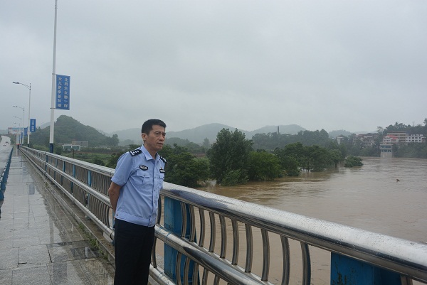 刘定湘开展扶贫走访防汛巡查并督导检查监所工作