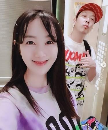 韩国跑男成员haha妻子三胎生女结婚七年两儿一女堪称人生赢家