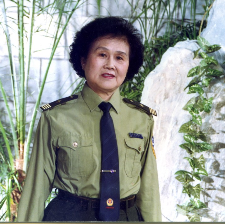 初见储岩猎狼时的专注,李松芝仿佛回到1959年的那天,自己也是像这样