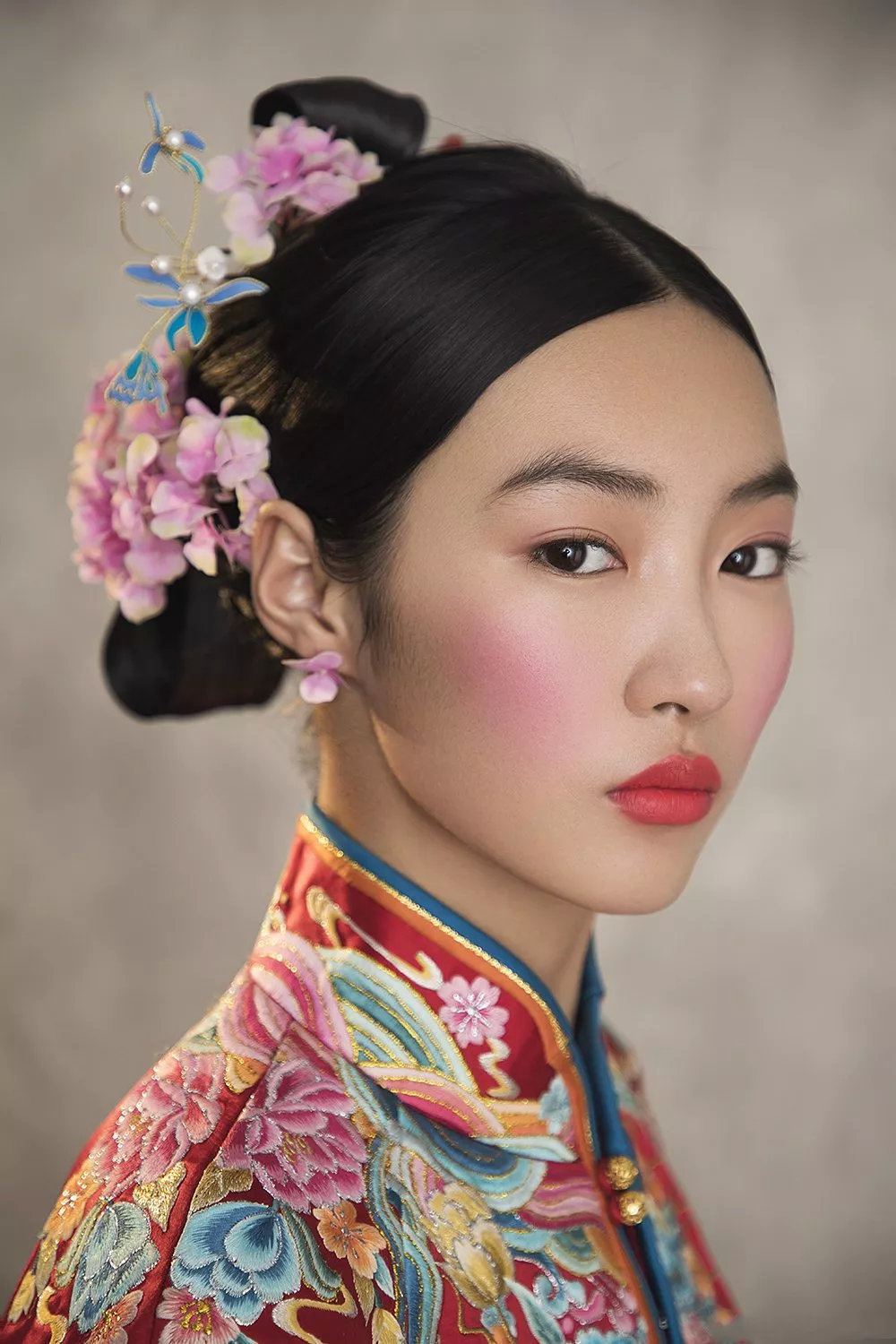 镜前表现凹造型麻豆新人戳