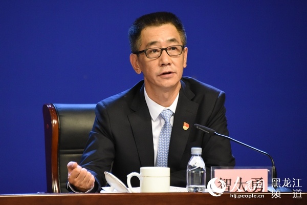 哈尔滨市副市长智大勇答记者问.焦洋 摄哈尔滨市副市长黄伟答记者问.