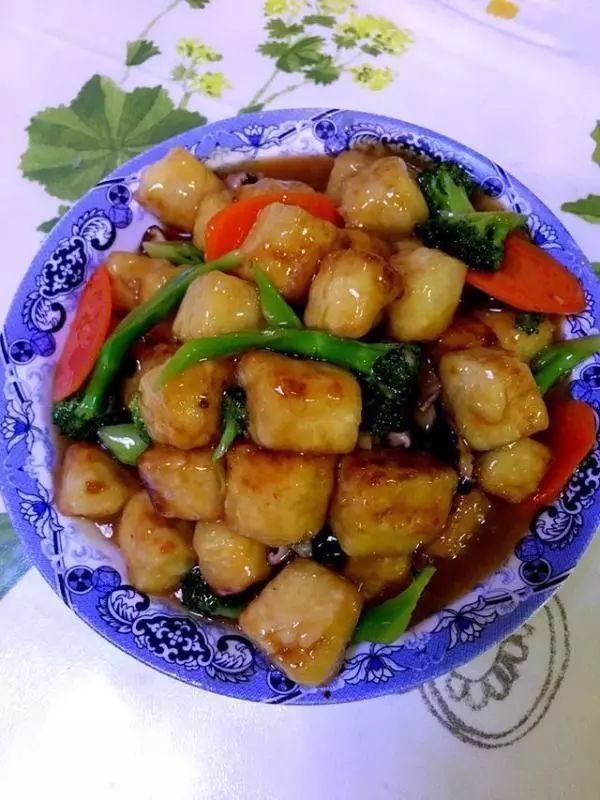 焦溜豆腐057.收汁后放入香菜梗起锅即可6.