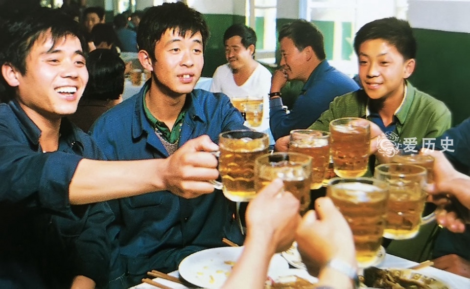 七十年代末红瓦黄墙的青岛彩照 年轻人在春和楼里畅饮啤酒_中国