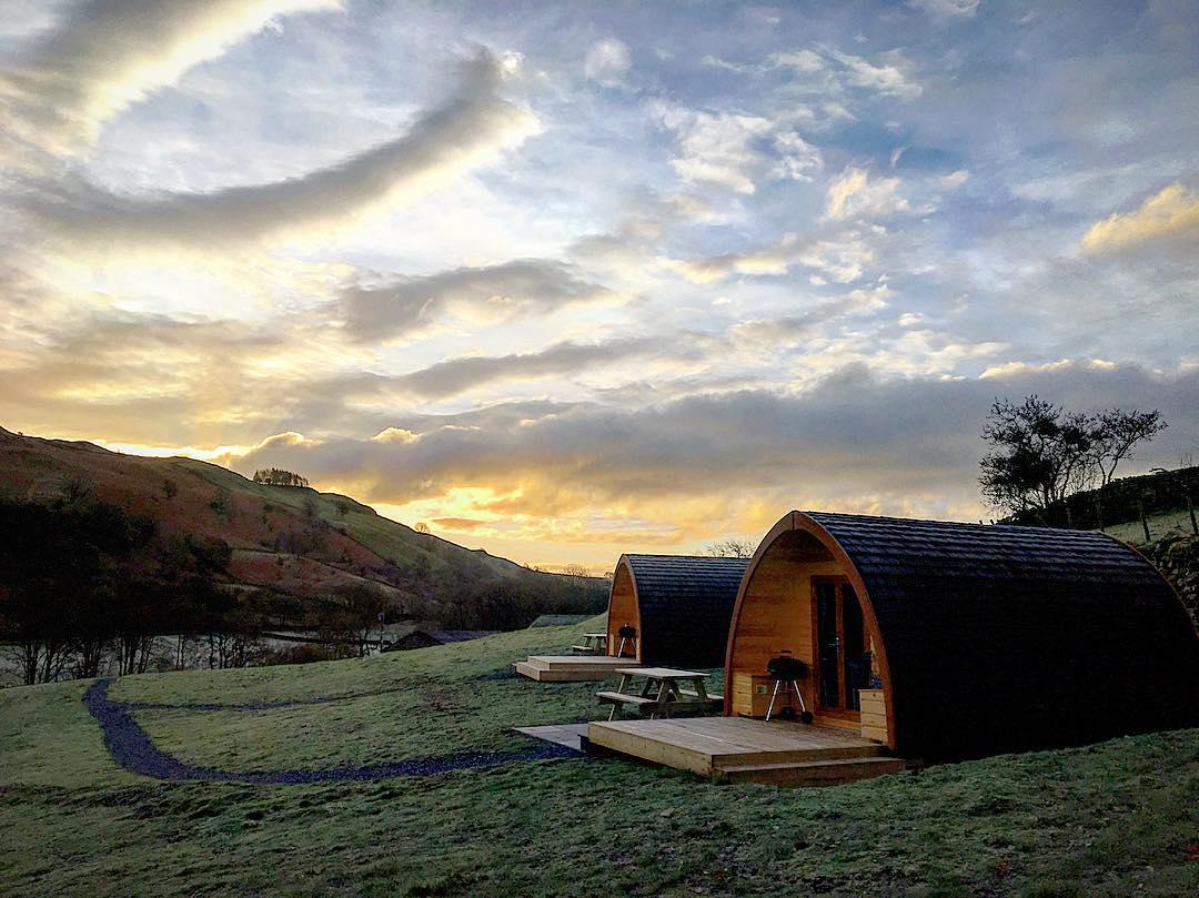 英格兰农场的装配式可移动"船屋民宿"