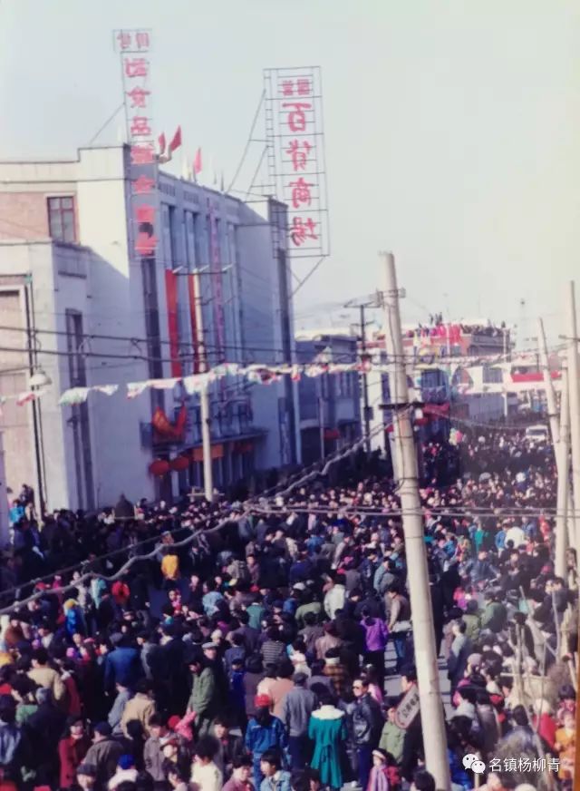 1989年3月,在光明路,原百货大楼对面兴建