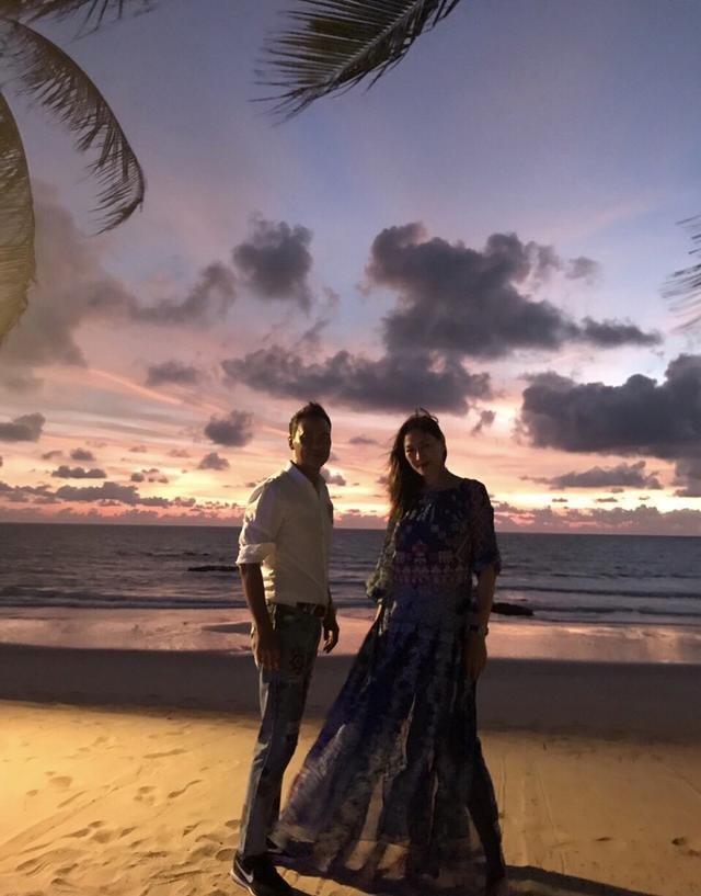 比如说他在电影古惑仔中饰演了黑社会老大蒋天生,但是任达华在现实中