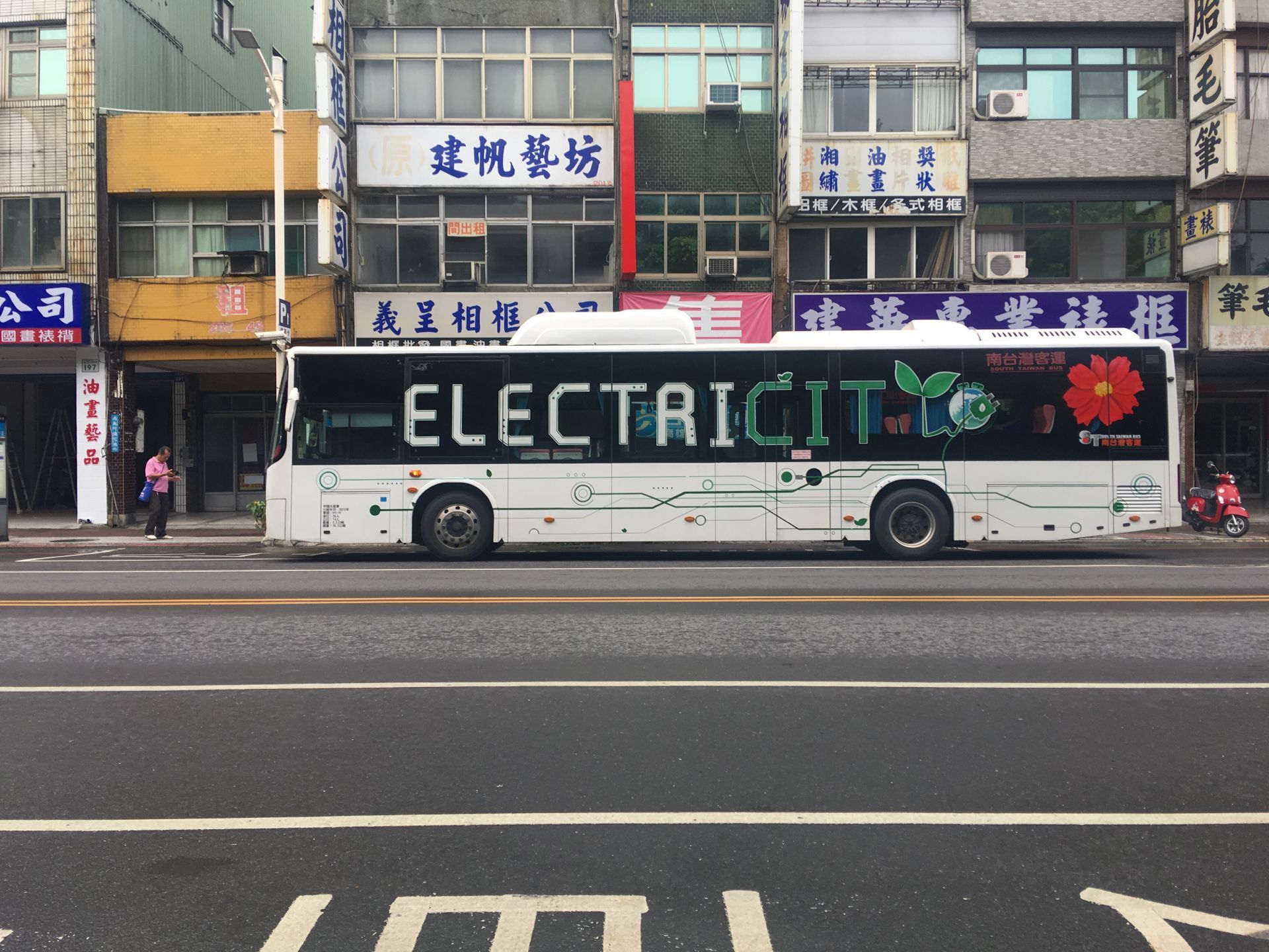 中国的骄傲宝岛台湾高雄比亚迪k9纯电动公交巴士
