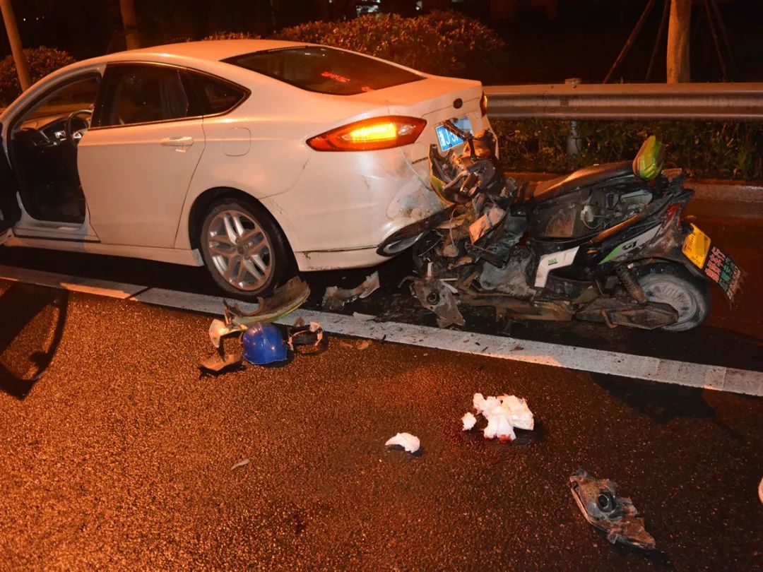 下雨天电动车一不小心追了上去