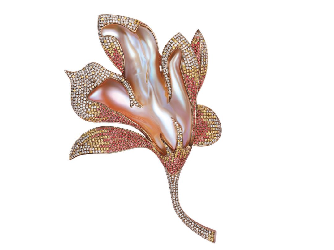 阮仕设计师怀着一颗虔诚之心,将这枚不规则珍珠用贵金属与艳丽碎钻