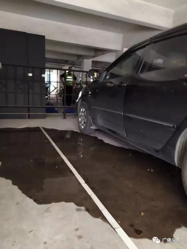 佛山小区一轿车漏油,周围200多辆车,危险一触即发!