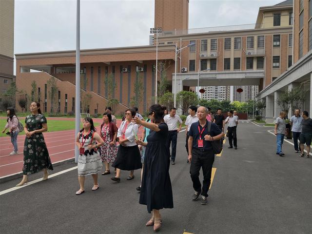 第四届海峡两岸残障事业南湖论坛台湾嘉宾走进武汉市第一聋哑学校