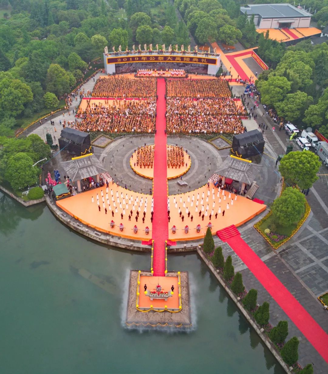 袁云 摄大禹陵景区大门九龙坛大禹陵石牌坊龙杠及两侧的拴马桩祭祀