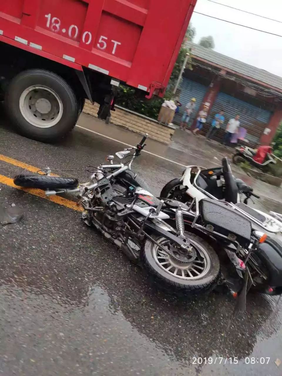 10个车祸,8个是两轮!宜宾又有两轮被撞,车主飞多远