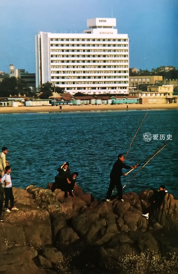 七十年代末红瓦黄墙的青岛彩照 年轻人在春和楼里畅饮啤酒