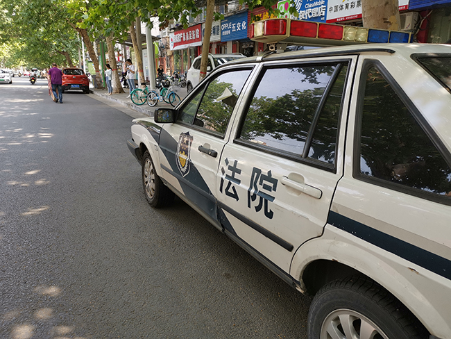 原创违法停车,郑州一法院的警车被交警"贴条"